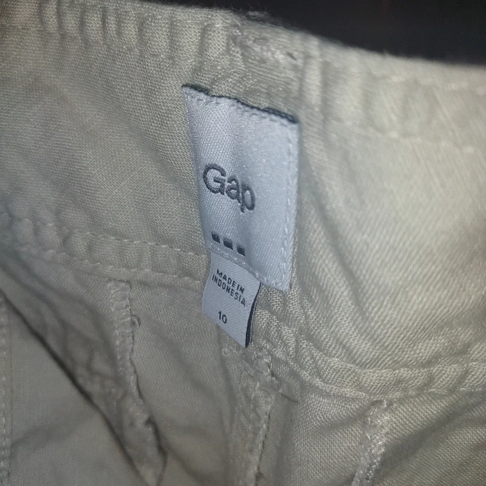 Gap Cargo‎ Beige Shorts
